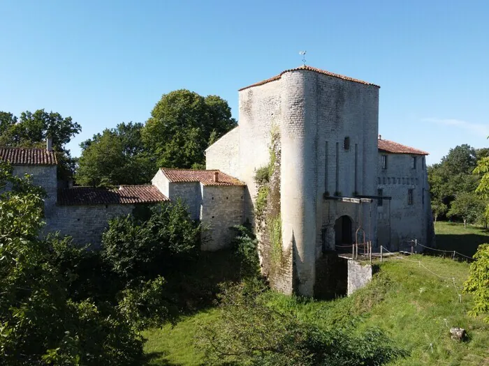 Portes ouvertes et visite guidée d'un château du XVe siècle Château de Villeneuve-la-Comtesse La Croix-Comtesse