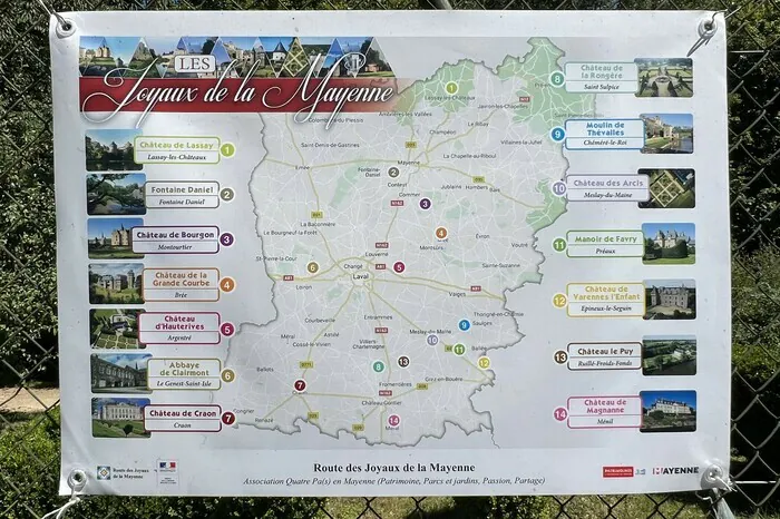 "Les joyaux de la Mayenne s'affichent": exposition de photographies (sur bâche) de seize sites historiques formant la "route des joyaux de la Mayenne" château des Arcis Meslay-du-Maine