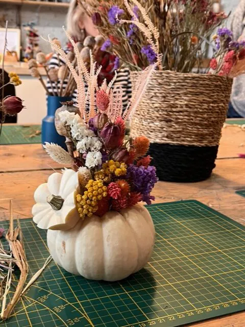 Les Ateliers Créatifs de l'Office de Tourisme citrouilles et fleurs séchées