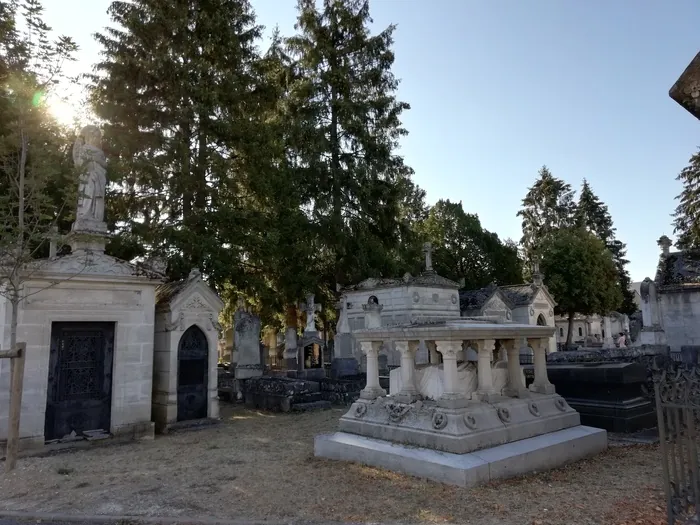 De la nécropole du Fin-Renard au cimetière des Capucins Cimetière des Capucins Bourges