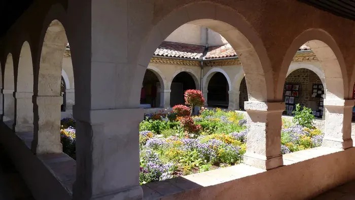 Le Jardin Enchan'thé au cloître des Capucins Cloître des Capucins Cazères