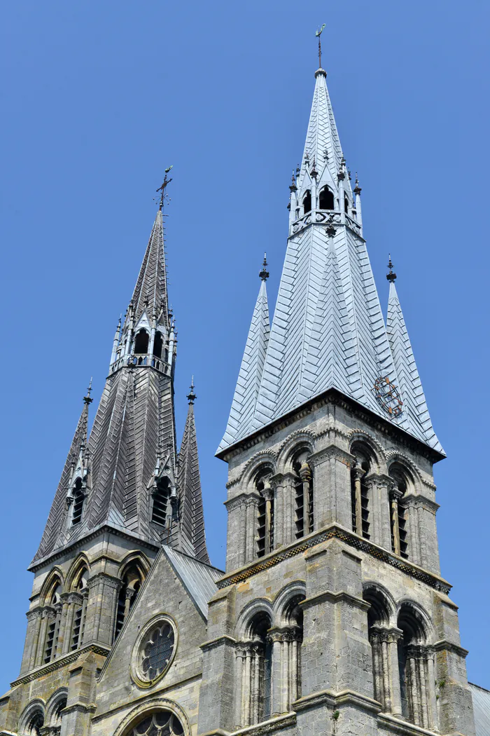 Levez les yeux : Découvrez une église gothique et ses trésors architecturaux Collégiale Notre-Dame-en-Vaux Châlons-en-Champagne