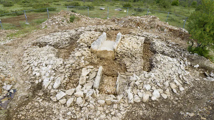 Présentation des fouilles archéologiques des dolmens de la nécropole mégalithique du Pech Laglaire Dolmen de Pech Laglaire 2 Gréalou