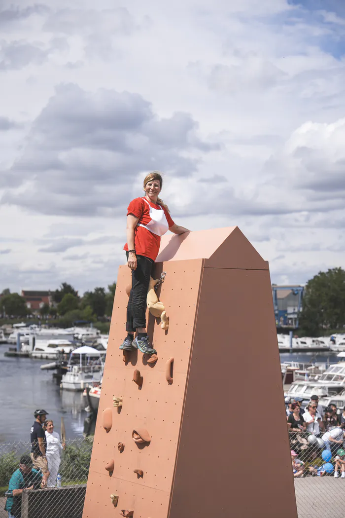 Installation artistique « Escalade de la Paix » d'Emma Picard DRAC BFC Dijon