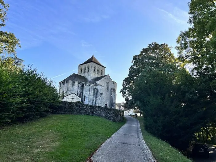 Visites guidées de l'église romane et du cimetière de moines Église et cimetière des moines Le Chalard