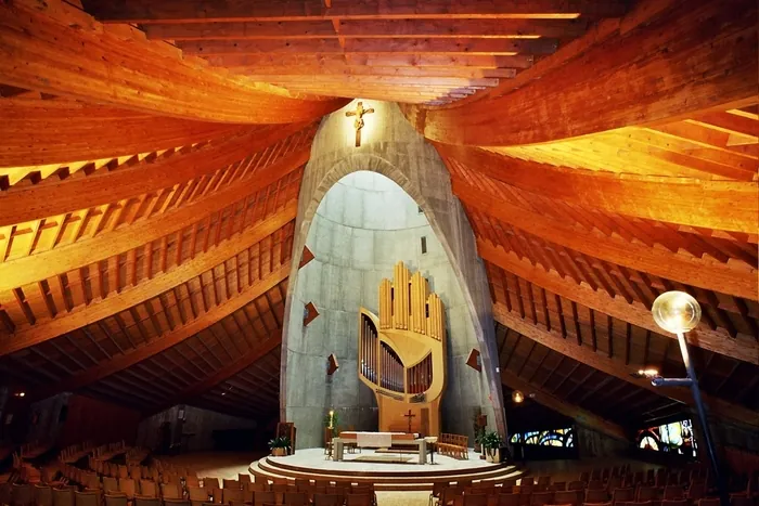 Visite commentée de l'église Notre-Dame des Neiges et présentation des vitraux d'Arcabas Eglise Notre-Dame des Neiges Huez