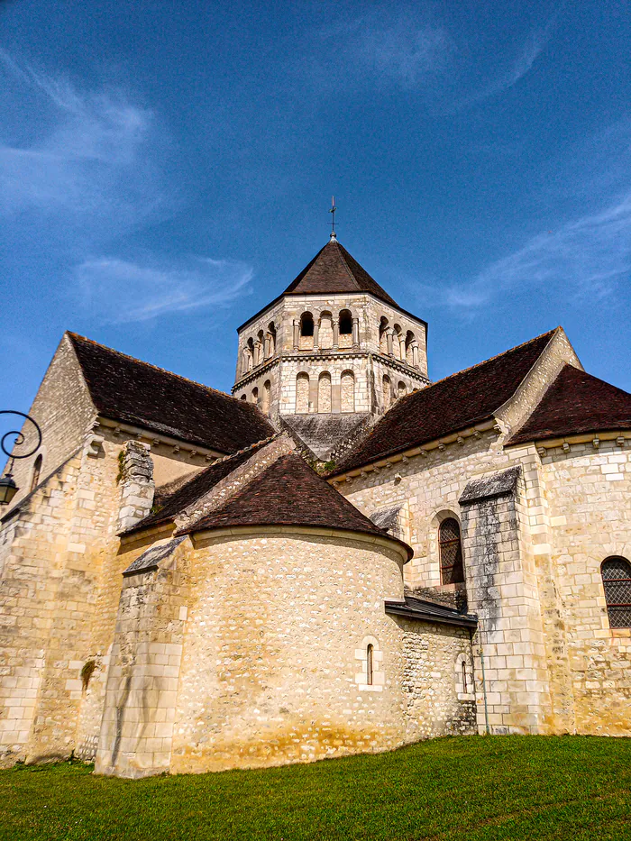 Visite de l’église romane de Laroche-Saint-Cydroine Église romane de Laroche-Saint-Cydroine Laroche-Saint-Cydroine