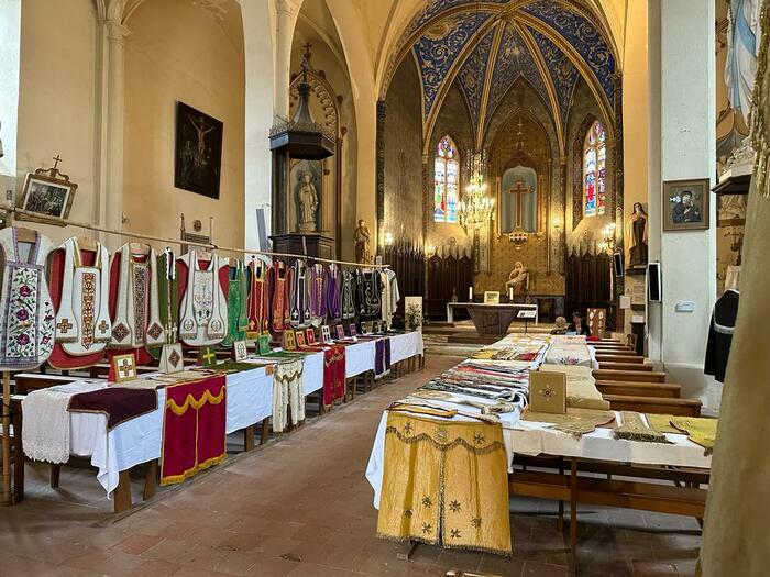 Exposition de vêtements liturgiques à l'église de Lupiac Église Saint-Barthelemy Lupiac