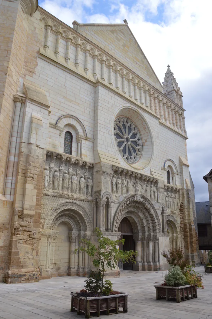 Explorez une église du XIIe siècle en plein centre de Thouars Église Saint-Médard Thouars