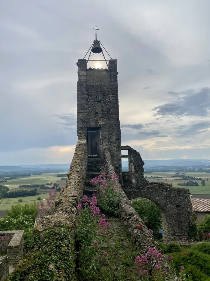 Le beffroi de Châteauneuf de Mazenc Église Saint Pierre aux liens La Bégude-de-Mazenc