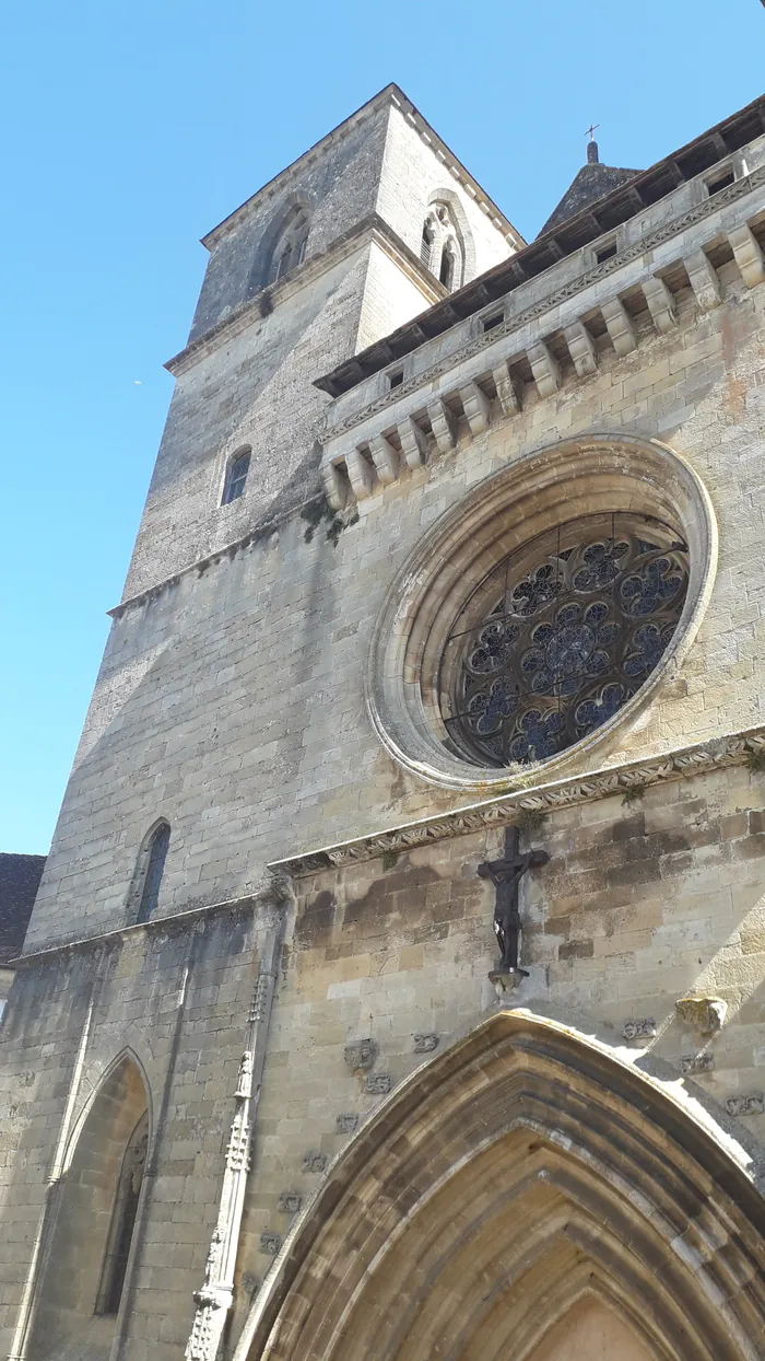 Découvrez l'église Saint-Pierre de Gourdon et ses décors restaurés des XVIIe et XIXe siècles Église Saint-Pierre Gourdon