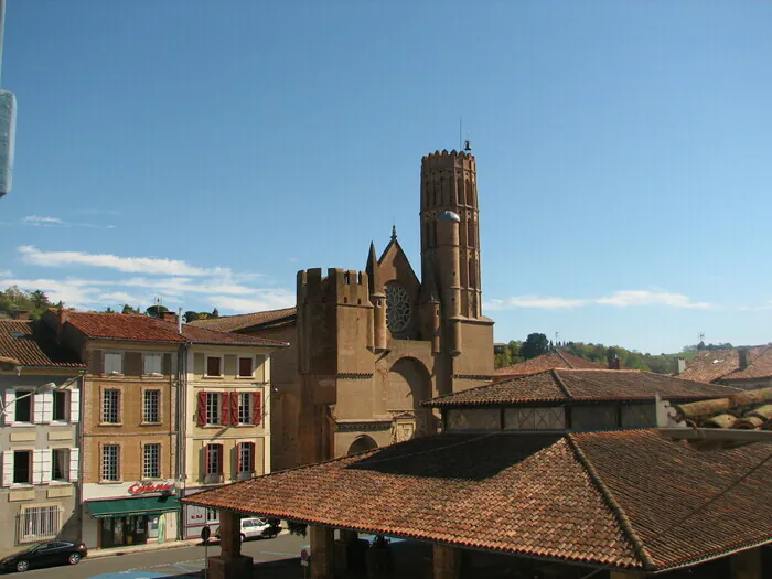 Découvrez l'église Saint-Victor et son exposition de chasubles Église Saint-Victor Montesquieu-Volvestre