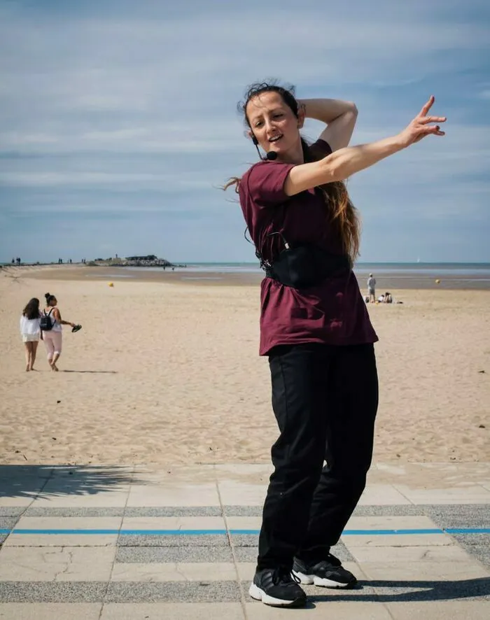 Des impromptus de danse par la Compagnie MI’VYBZ dans le cadre du dispositif Plaines d’été. FRAC Grand Large Dunkerque