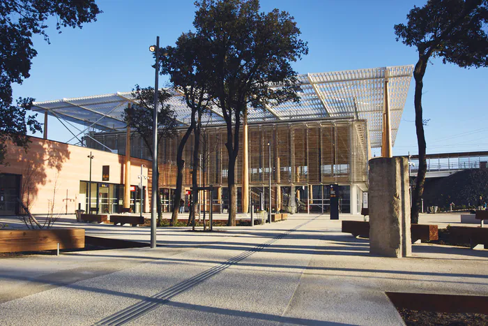 Suivez le guide à la gare de Nîmes-pont-du-Gard ! Gare de Nîmes Pont-Du-Gard Manduel