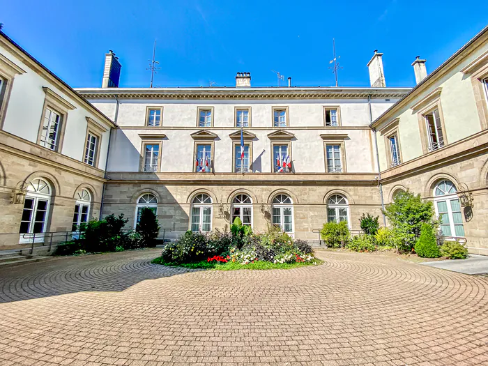 Découvrez les grands salons d'un joyau du XIXe siècle et son parc enchanteur Hôtel de la Préfecture des Vosges Épinal