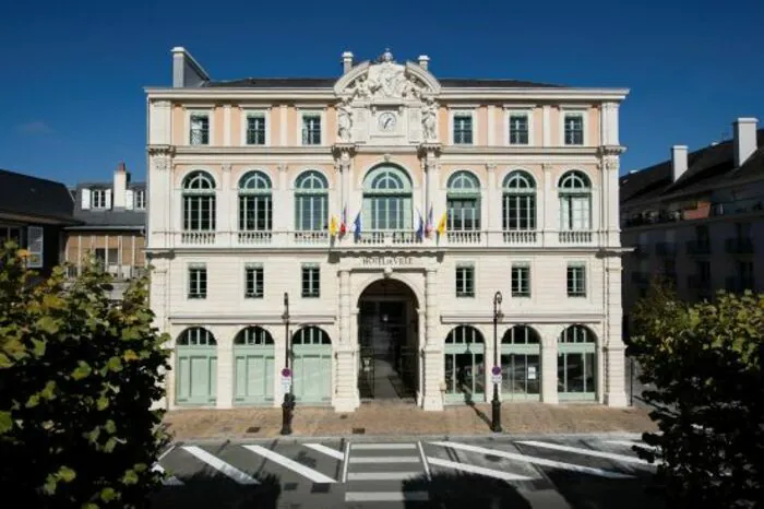 Visite guidée de l'hôtel de ville et le théâtre Saint-Louis Hôtel de ville Pau