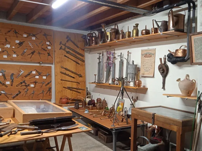 Visite d'un conservatoire d'outils anciens d'horticulture et du jardin d' Eole. La Cabane de Saint Fiacre Juillé