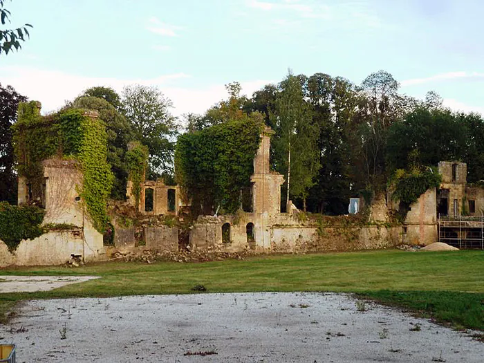 Visites théâtralisées d'un château et d'un couvent du XVe et XVIe siècle La Cassine - Couvent des Cordeliers et Château de la Cassine Vendresse