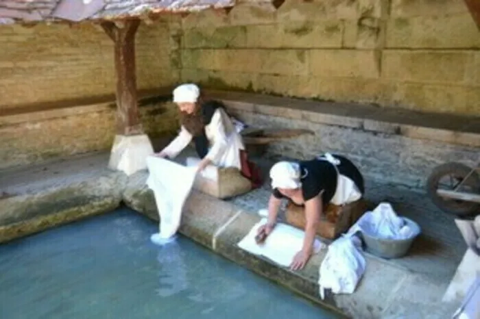 Visite du lavoir municipal animé par les lavandières Lavoir de Thury Thury