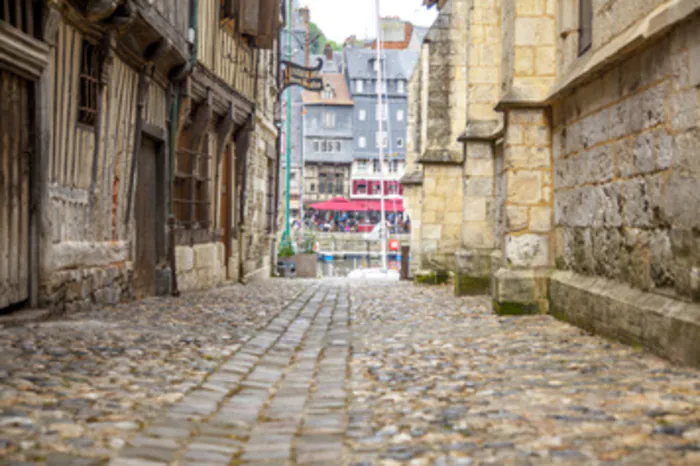 Levez les yeux ! Visite guidée : en mission à Honfleur ! Lavoir des fossés Honfleur