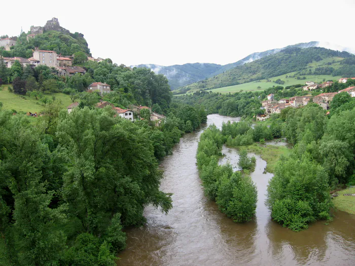 visite du château et de sa chapelle romane Le Bourg Saint-Ilpize