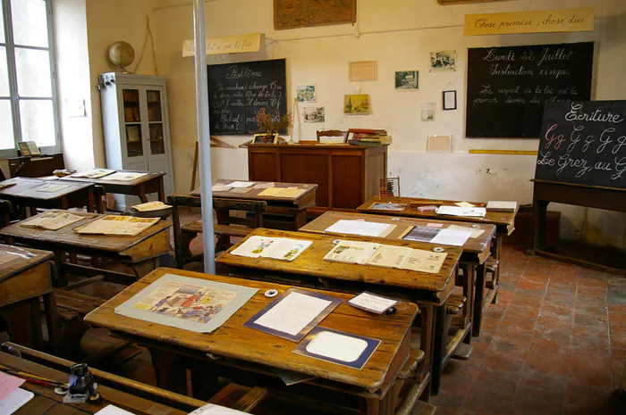 "L'ancienne école" (école-musée du Grez) Le Grez 72140   place de la mairie Le Grez