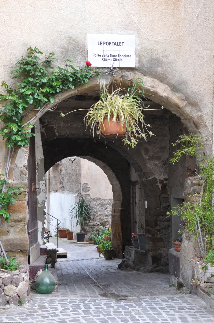 Jeu de piste à travers les ruelles de l'ancienne ville fortifiée MAISON DU PATRIMOINE Roquebrune-sur-Argens