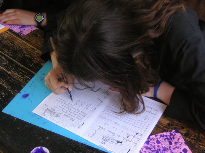 Atelier d'écriture au porte-plume Musée de l'école rurale en Bretagne Trégarvan