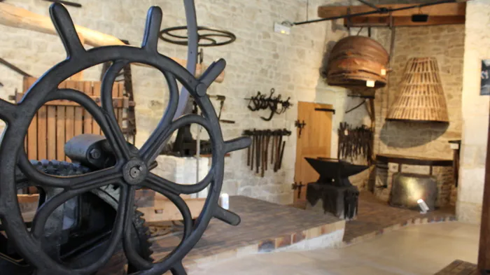 Découvrez les métiers du charron et du tonnelier Musée du charronnage et de la tonnellerie Coulonges-sur-l'Autize