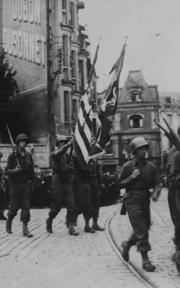 80 ans de la Libération: reconstitution camp militaire et défilé Parc des Champs-Elysées