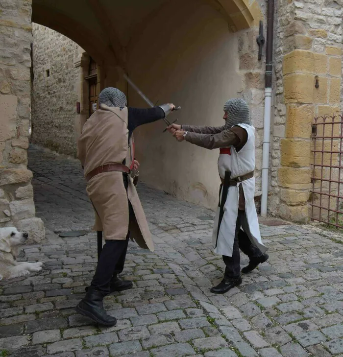 Chazay d'Azergues-Visite animée et costumée du village médiéval Parvis de l'Eglise de Chazay d'Azergues Chazay-d'Azergues