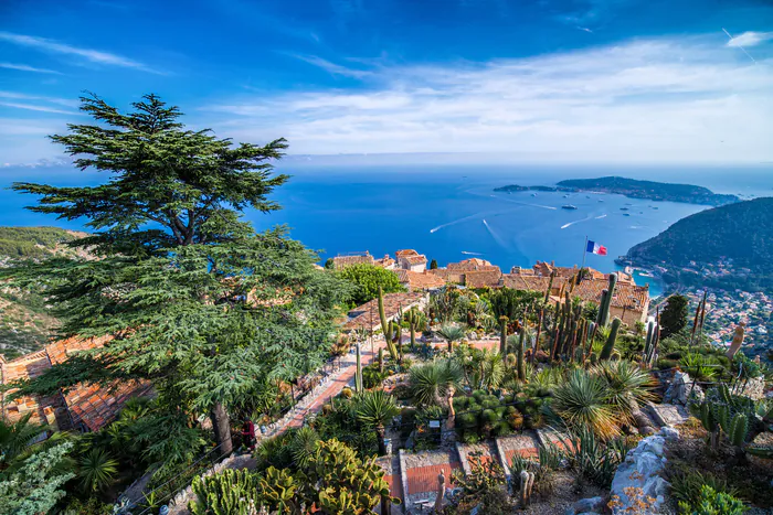 Visites du village et du jardin exotique d'Eze Place de la mairie Èze