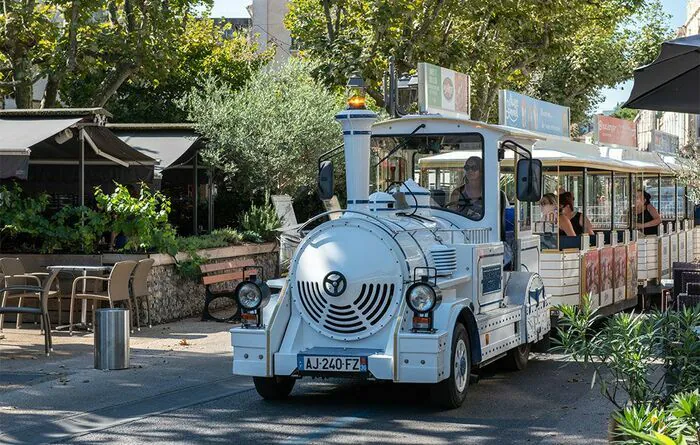 Montez à bord du petit train touristique pour découvrir Alès ! Place Gabriel Péri Alès