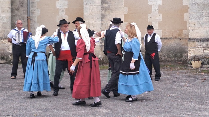 Balade au cœur du bourg ancien avec le groupe folklorique les Sans-Soucis Place Giovanni Masutti Meilhan-sur-Garonne