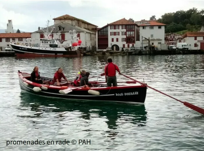 Promenade en rade sur des embarcations traditionnelles en bois Port de pêche Saint-Jean-de-Luz