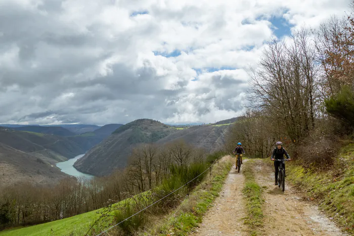 Balades en VTT à assistance électrique jusqu'au barrage de Pinet Pousoulenq Viala-du-Tarn