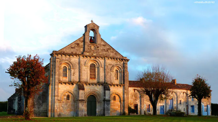 Visite d'un prieuré roman saintongeais Prieuré de Sainte-Gemme Sainte-Gemme