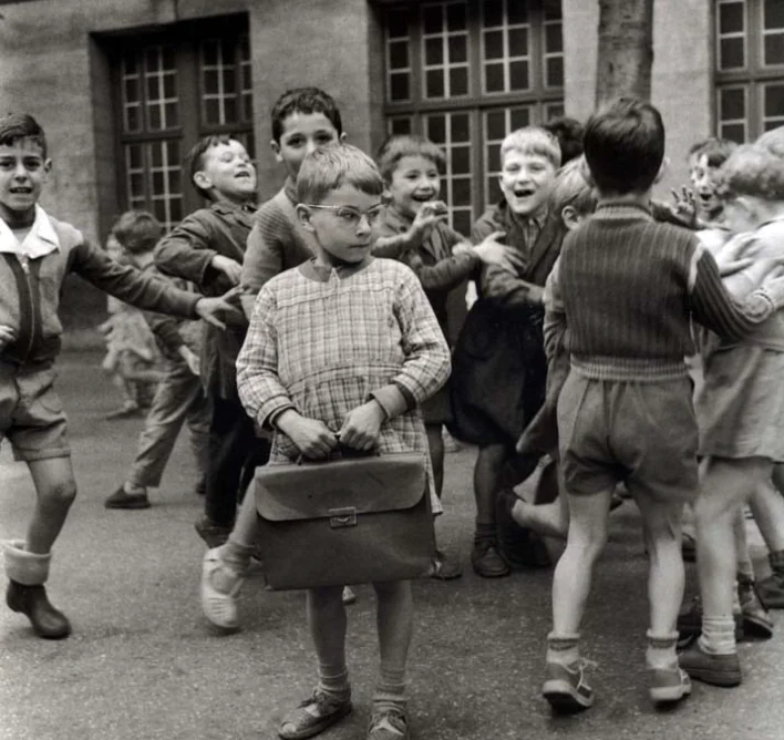 La Chaise-Dieu. Robert Doisneau, avec ses doigts plein d’encre, expose ...