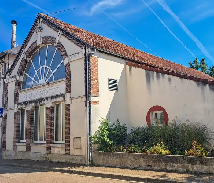 Visite de la salle des conférences de Cheny Salle de Conférences Cheny