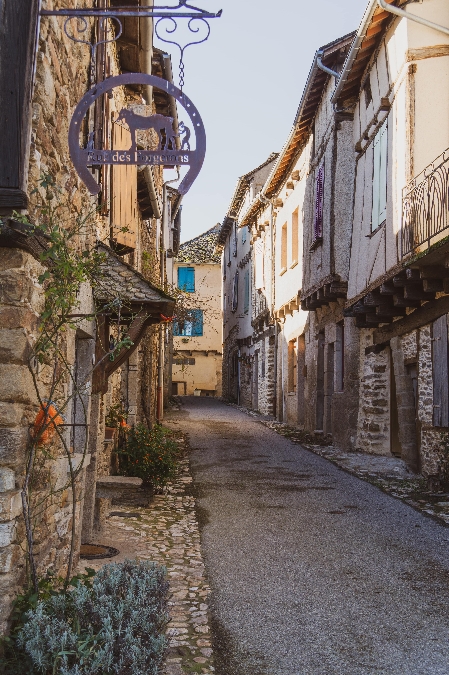 Le Ségala à vélo entre bastide et sauveté Sauveterre-de-Rouergue Occitanie