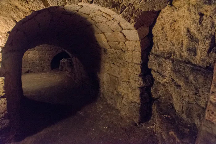 Visite des souterrains d'Aubenton (datés du 13ème S. au 15ème S.) Souterrains d'Aubenton (02500) (Cour arrière de la Mairie) Aubenton