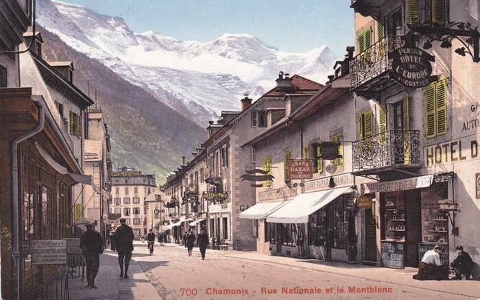 La route nationale devenue rue Paccard et rue Vallot : QUELLE HISTOIRE ! Square d'Aspen Chamonix-Mont-Blanc