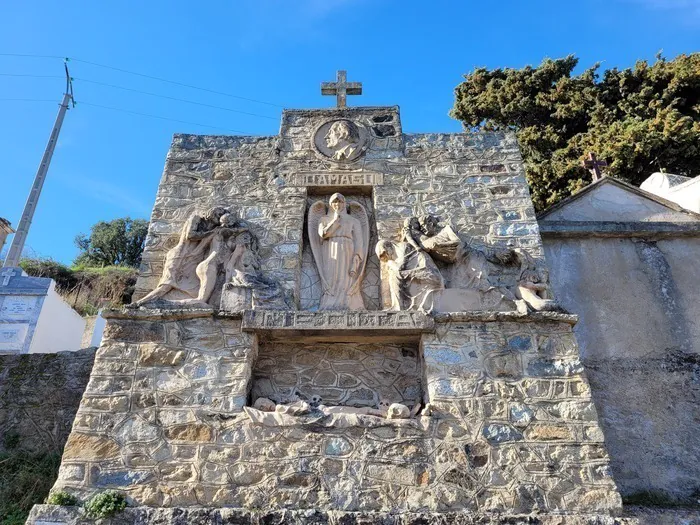 Découverte du tombeau du sculpteur Damaso Maestracci Village d' Occhiatana Occhiatana