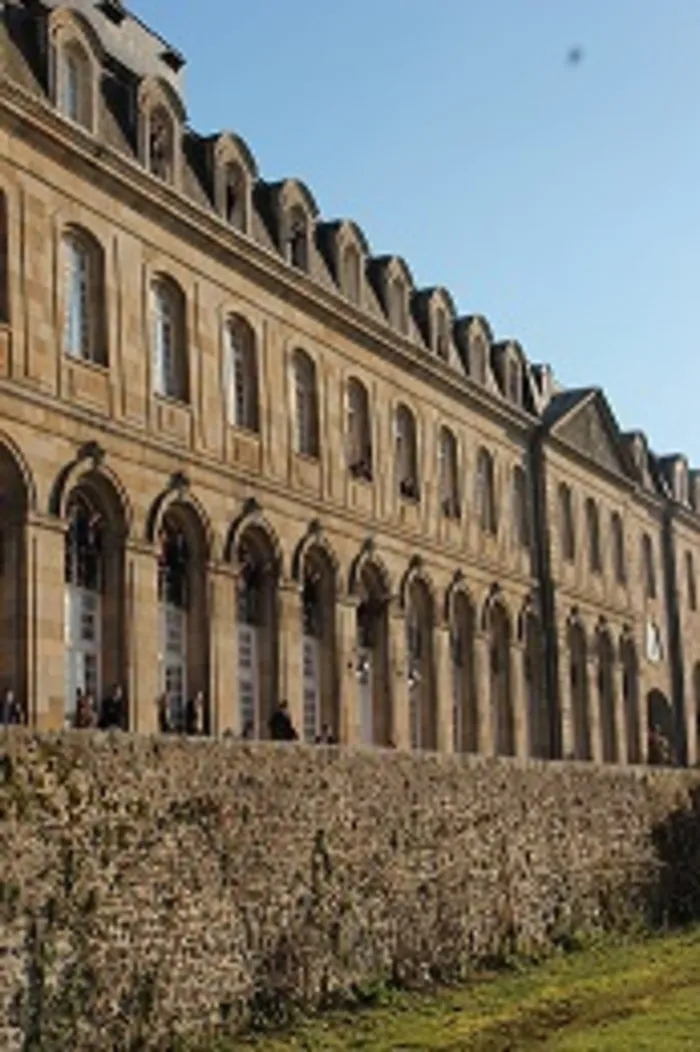 Visite de l'abbaye d'Evron Abbaye d'Évron Évron