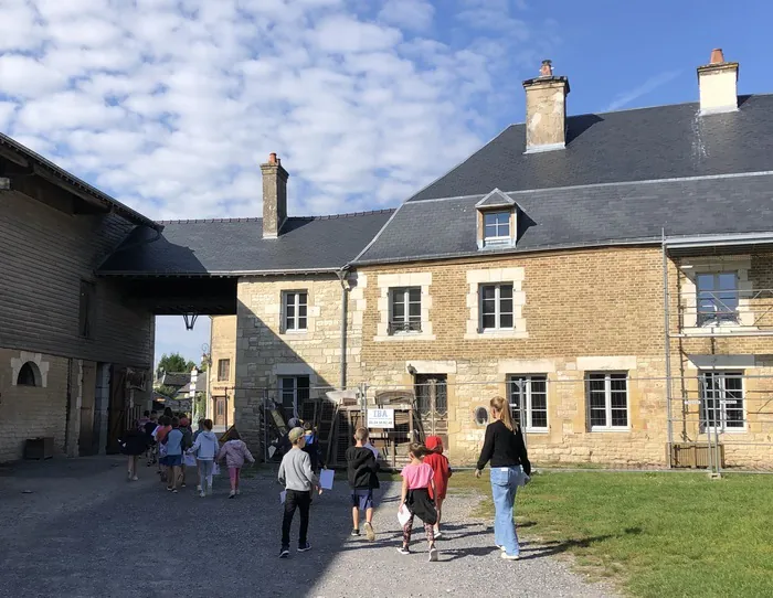 Levez les yeux ! Découverte du Relais de poste de Launois-sur-Vence Ancien relais de poste aux chevaux Launois-sur-Vence