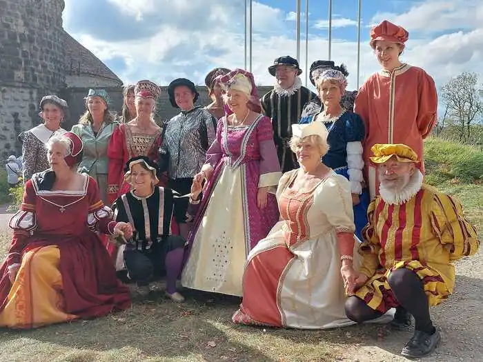 Présentation de danses de la Renaissance en costumes Archives départementales de la Haute-Marne Chamarandes-Choignes