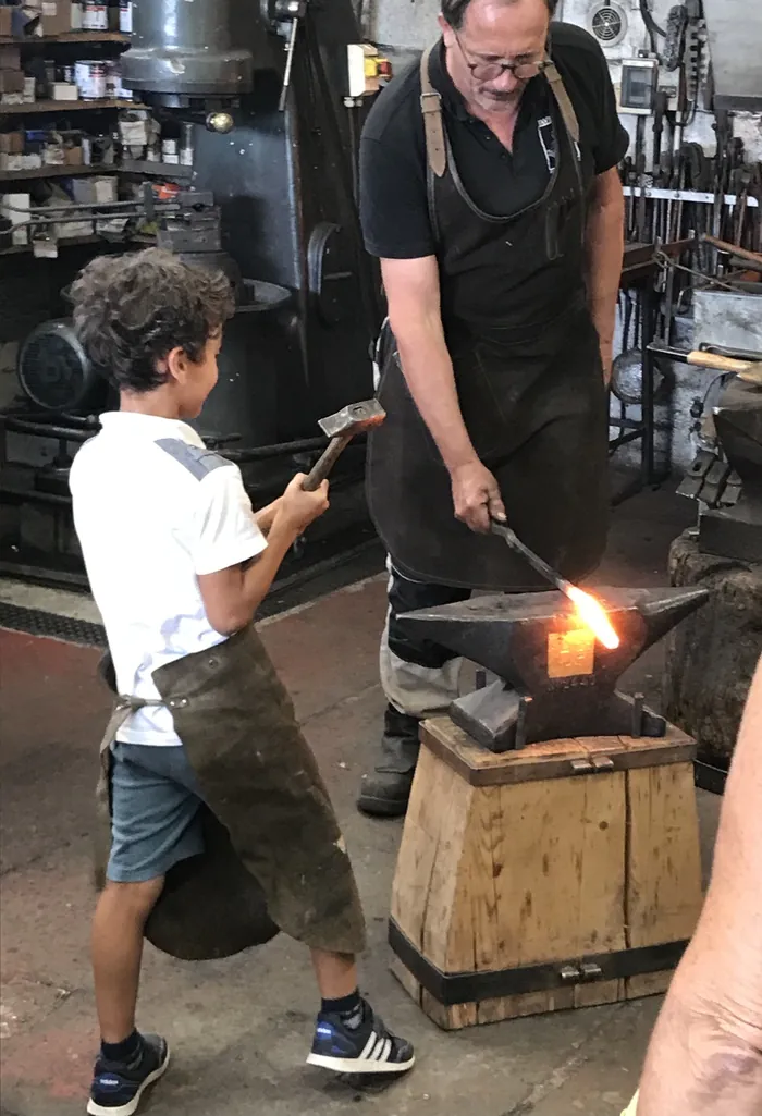 Visite et découverte de la forge dans un Atelier de Ferronnerie d'Art . Atelier de Ferronnerie d'Art Gilles Tavernier Cailloux-sur-Fontaines