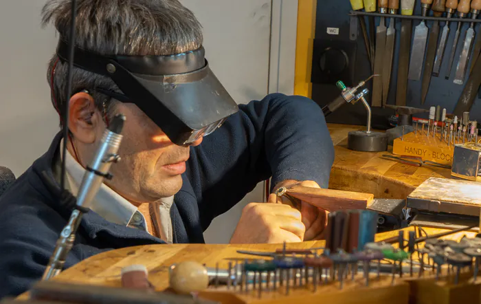 Venez découvrir le fascinant métier d'un artisan bijoutier joaillier créateur Atelier de joaillerie Florent Artisan Créateur Saint-Philibert