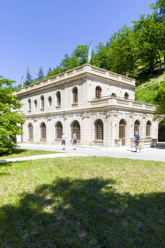 Visite libre et gratuite de l'exposition Secrets de forêt Auberge des dauphins Saou