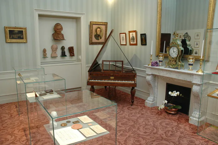 Visite des trois musées de la Bibliothèque Polonaise de Paris Bibliothèque polonaise de Paris - Musée Adam Mickiewicz - Salon Chopin - Musée Biegas Paris